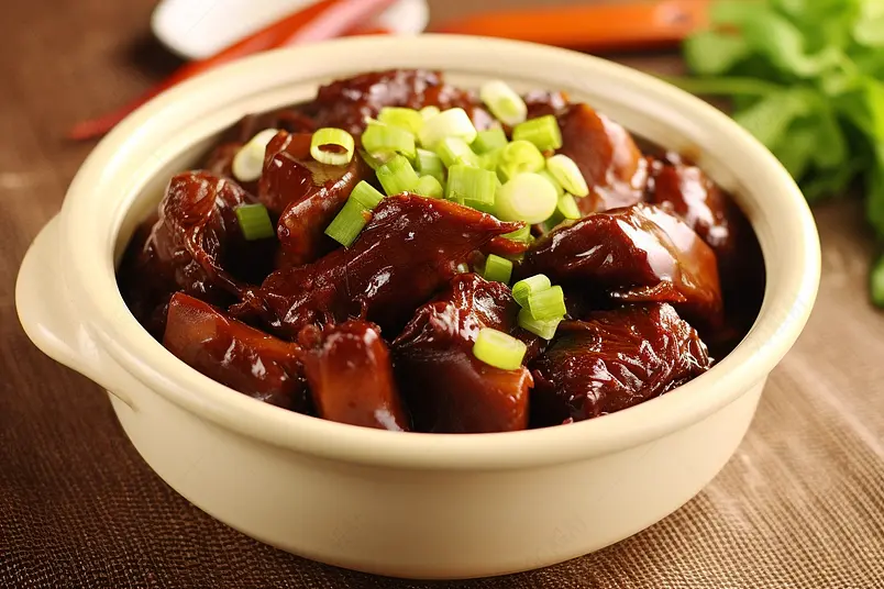 砂锅里的美味可口的红焖营养羊肉煲实拍