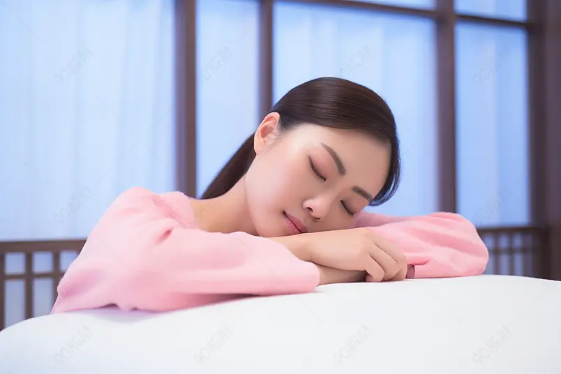 年轻美女在室内做SPA养生保养身体摄影图