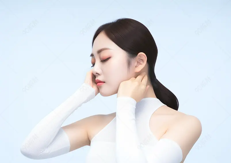 穿着分离袖套的女生闭上双眼的特写