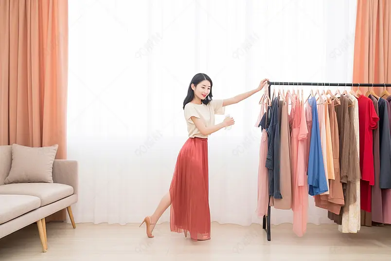 购物女性介绍衣服摄影图