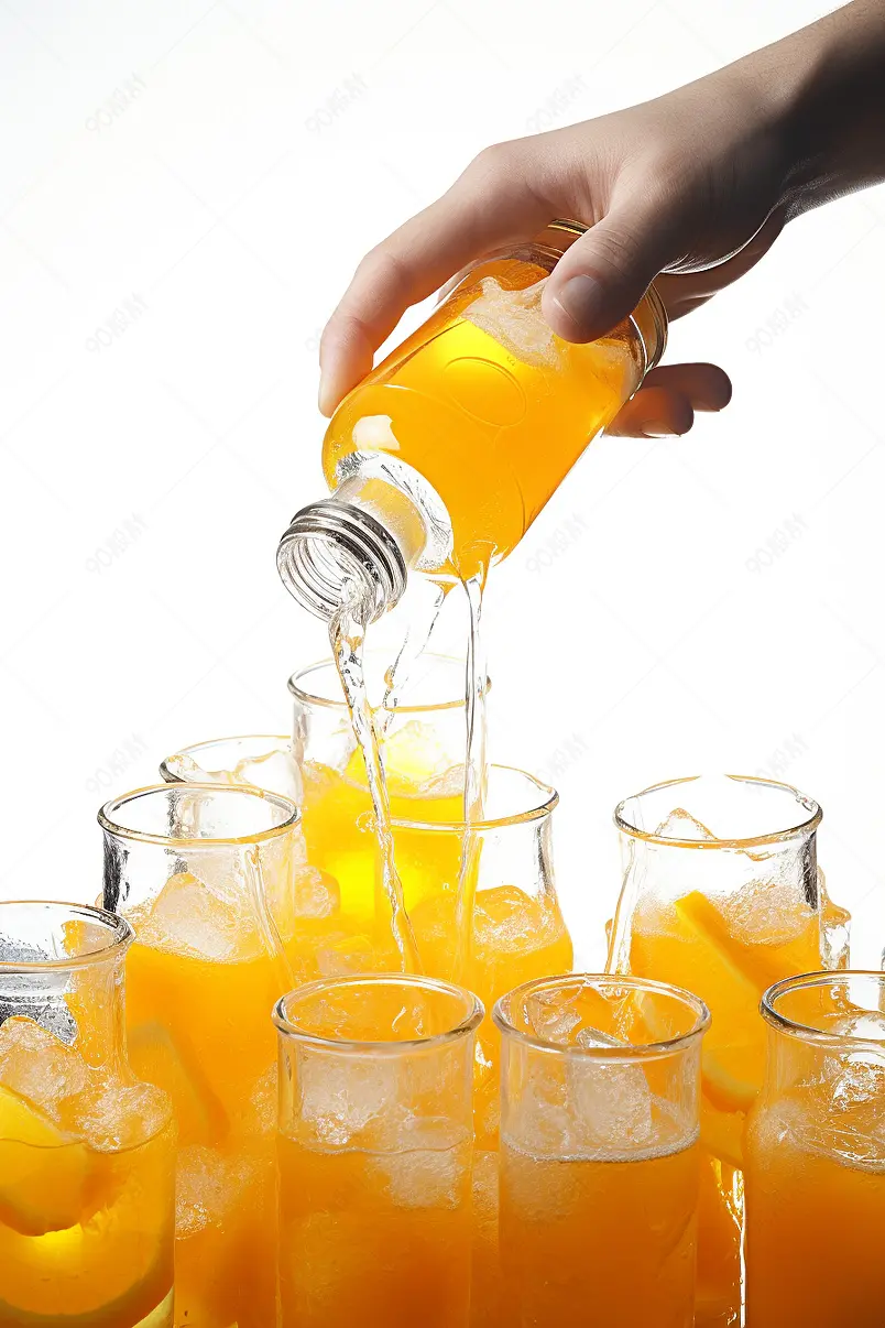 用冰块冰镇的碳酸饮品