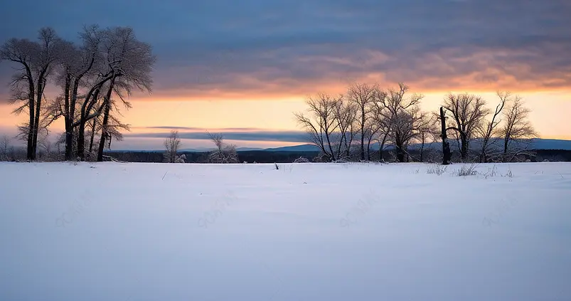 落日余晖下冬天白雪皑皑的雪地自然风景