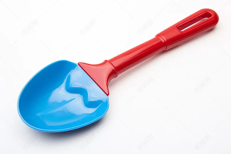 白色背景上孤立的沙滩玩具