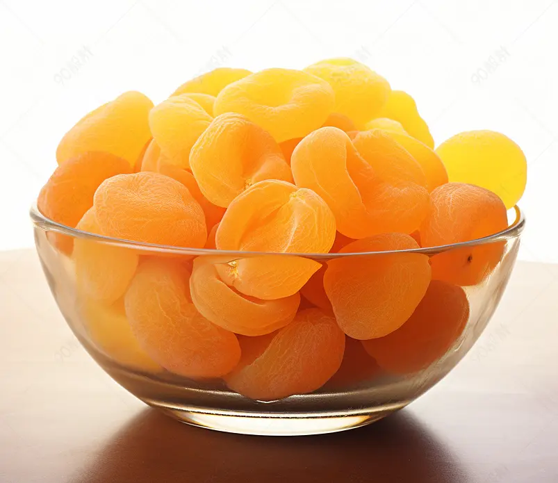 玻璃碗,白上孤立的干杏子饮食食物白色杂货店健康水果盘子美食甜点厨房