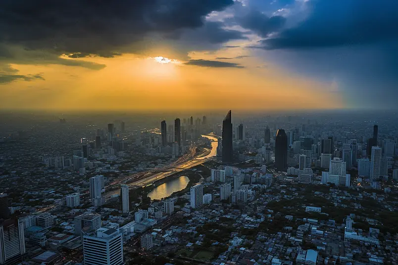 实拍蓝色夕阳余晖城市远景摄影图背景
