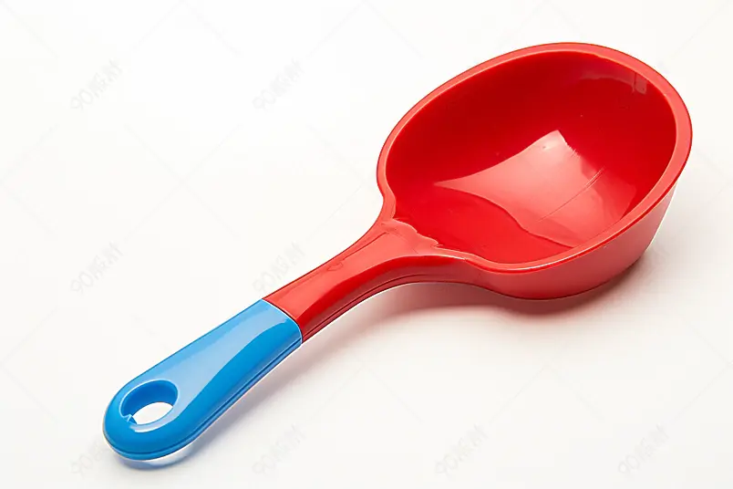 白色背景上孤立的沙滩玩具