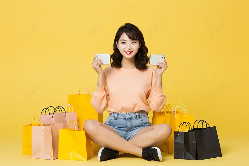 购物的青年女性网购刷卡
