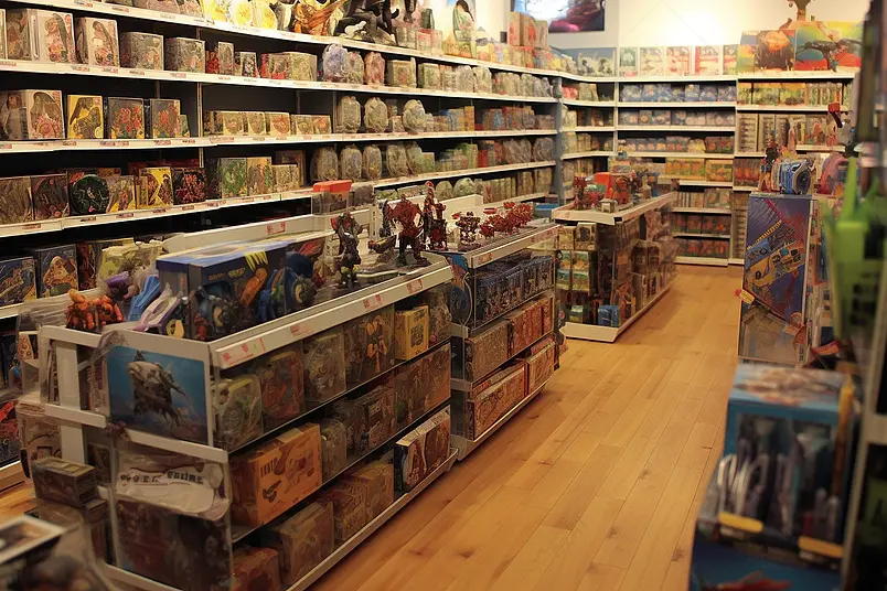 货架上摆满商品的卡通玩具专卖店