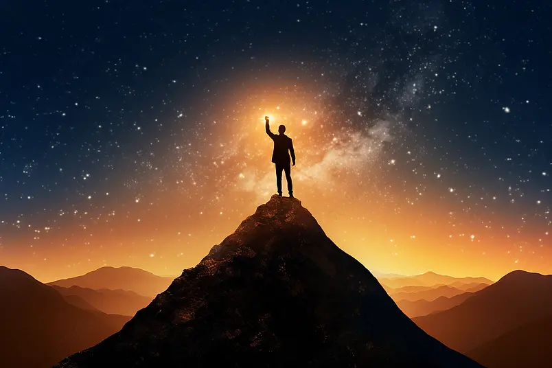 山脉夜晚星空山顶站着的男人背景