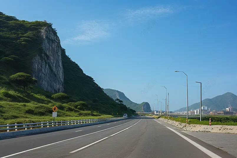 晴天下的大气宽广依山公路