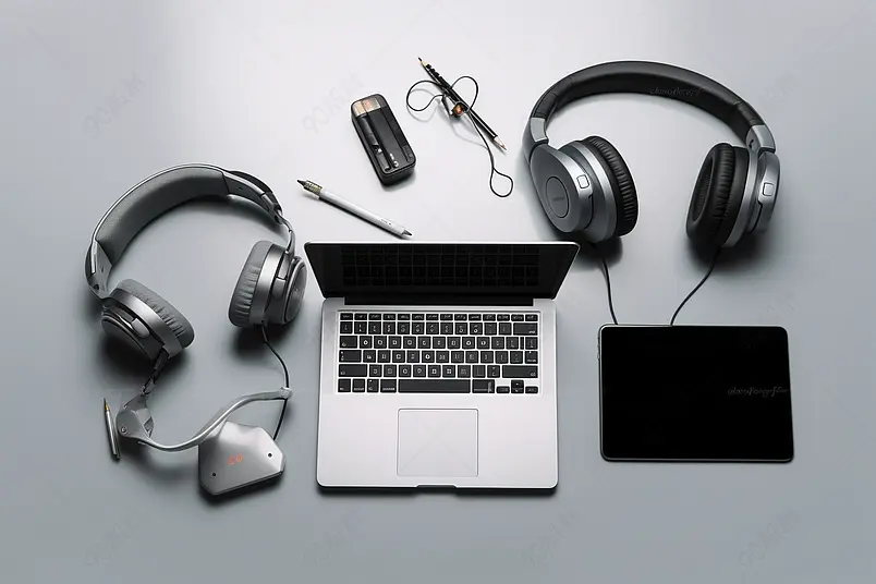 办公桌面笔记本电脑耳麦海报