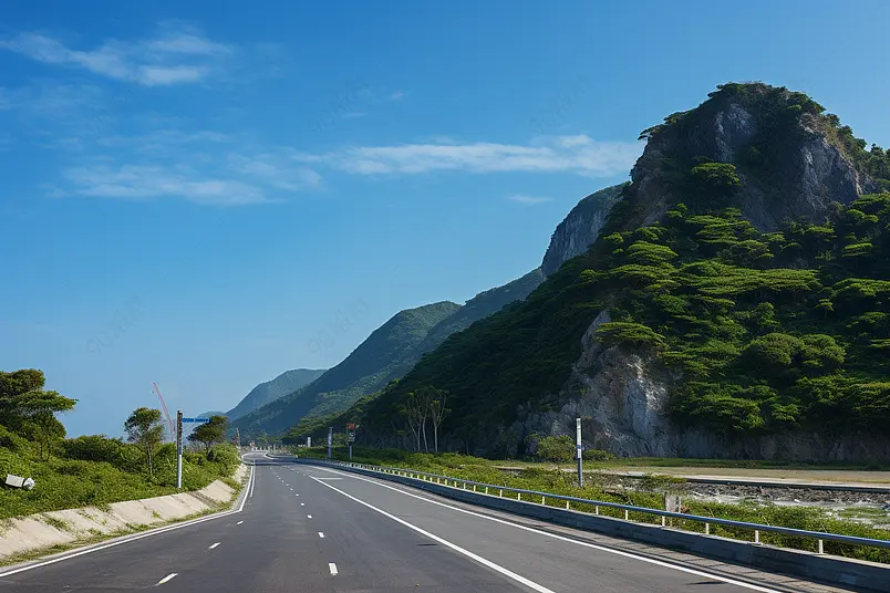 晴天下的大气宽广依山公路
