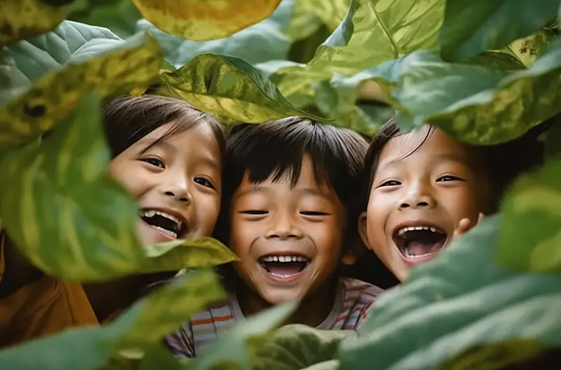 三个开心的儿童