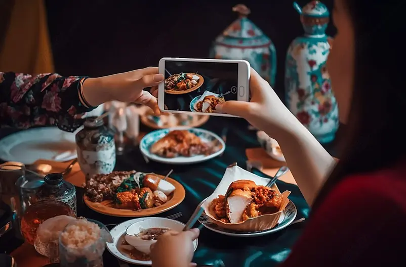 美食家为社交媒体拍摄食物