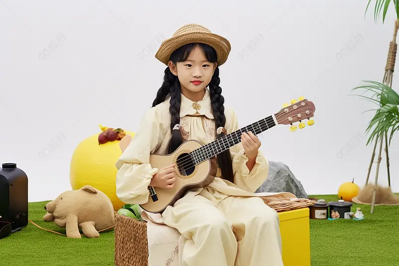露营的双马尾小女孩弹尤克里里