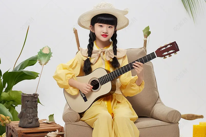 露营的小女孩弹尤克里里