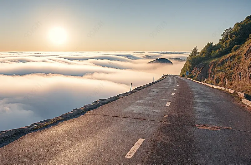 云海穿越的沿山公路