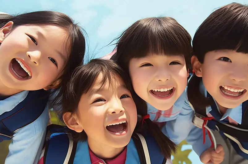 开心快乐的小学生大头照