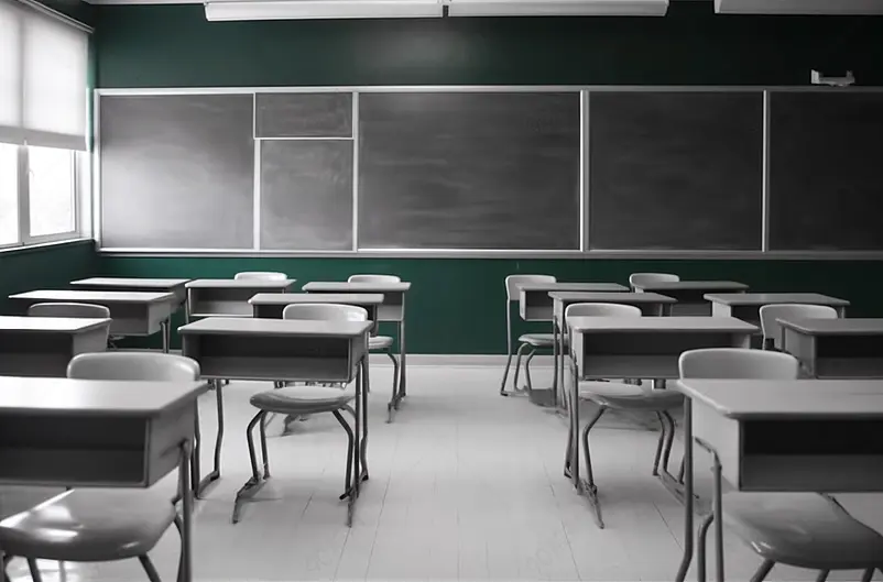 大学会议讲堂里桌椅整齐排列