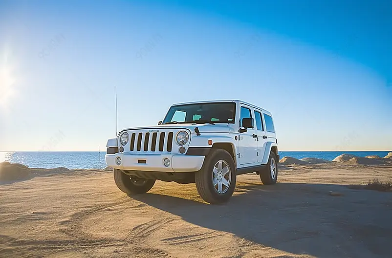 单4x4汽车前视图停在海边，圣何塞德尔卡波，下加利福尼亚苏尔，墨西哥摄影实拍