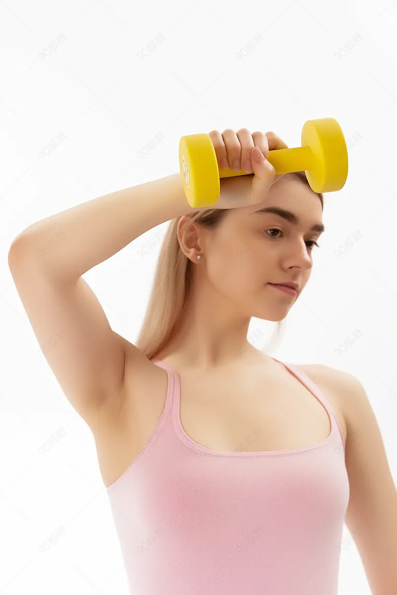 粉色运动内衣举哑铃的女性