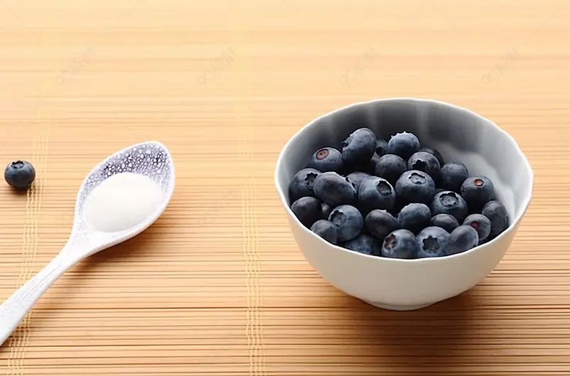 桌子上自制蓝莓果酱果盘