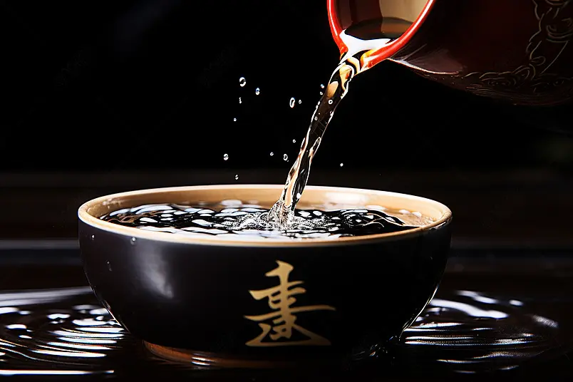 白酒倒酒