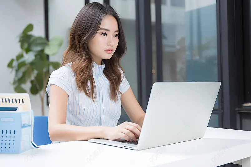 时尚设计师专注办公工作