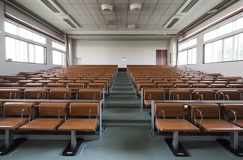 学校里会议室演讲成排桌椅摄影图