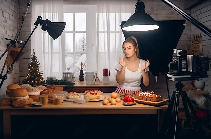女性美食博主为她的频道录制了食谱视频摄影图片