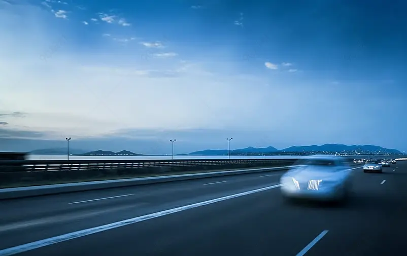 公路上疾驰的汽车蓝色系汽车广告背景