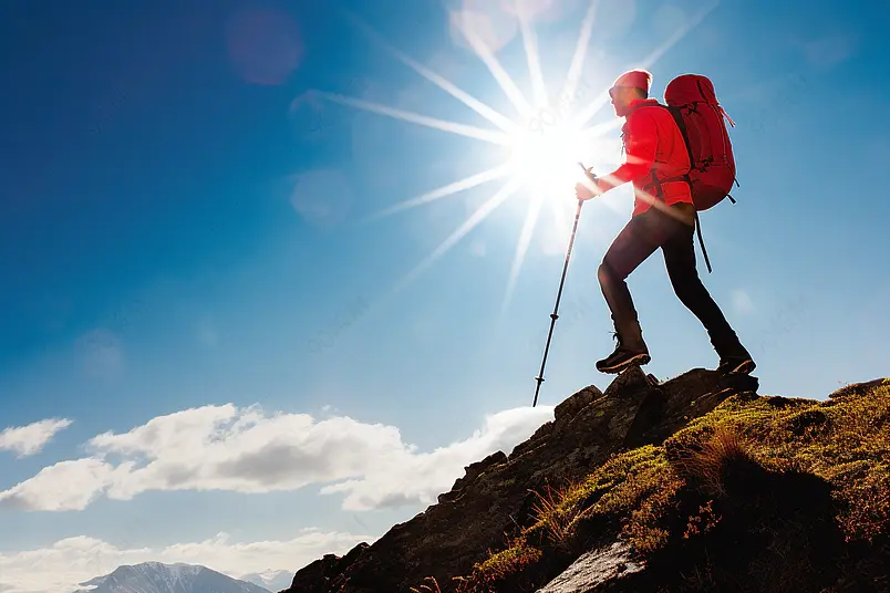 风景风光大气旅游风景区出游清晰的摄影图高清的图片海报设计背景广告设计素材元素男徒步旅行者站山顶上