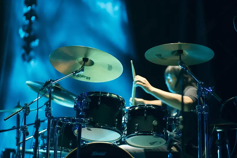 乐队鼓手音乐家演唱会摇滚爵士伴奏音乐精神玩音乐敲架子鼓照片演唱会背景