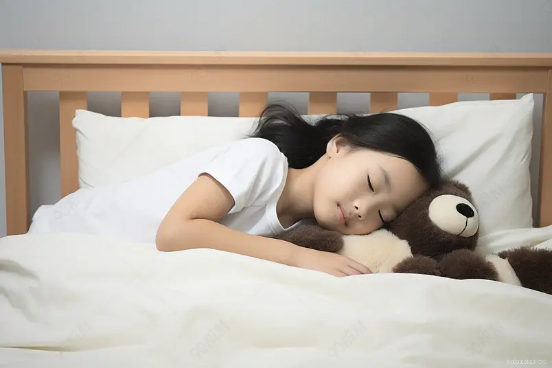 熟睡童年抱住毛绒玩具的可爱小女孩