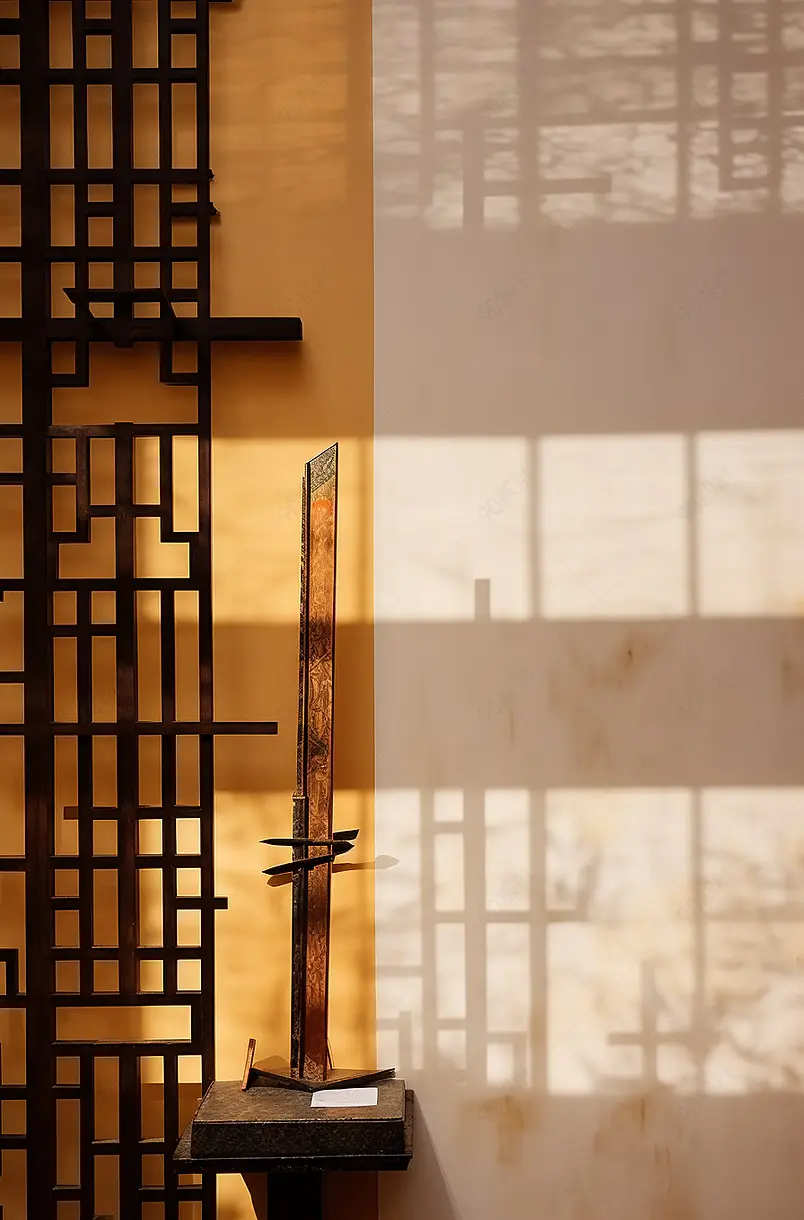 桌子上摆放的空白宣纸与毛笔