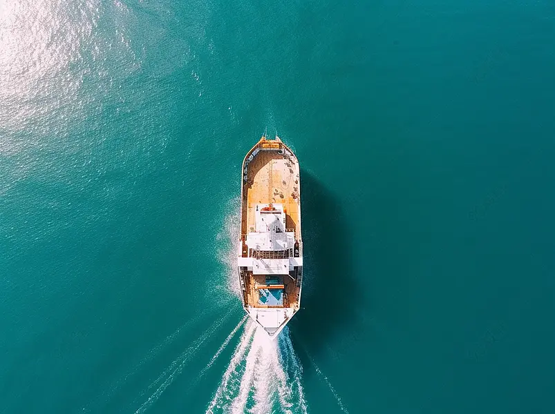 蓝绿色大海鸟瞰图渔船行驶摄影图