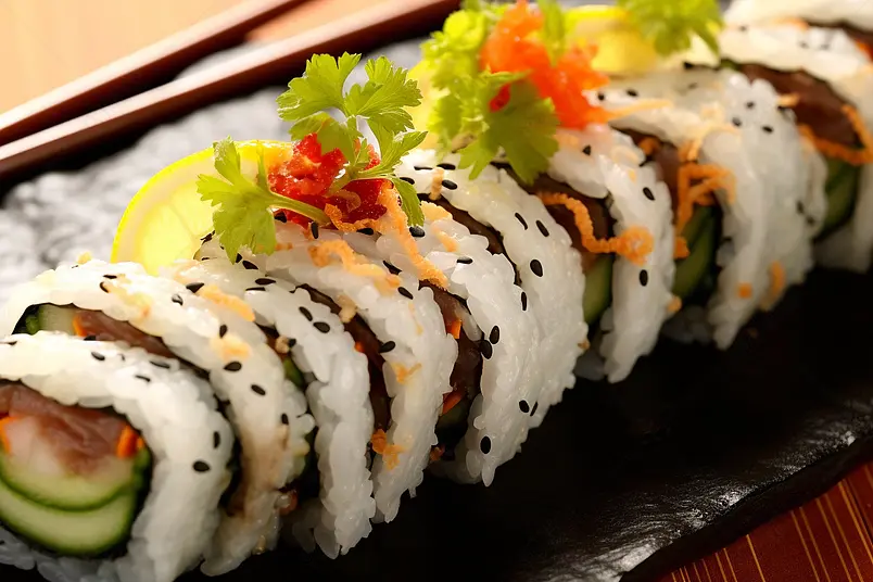 日本特色美味诱人的海苔寿司卷