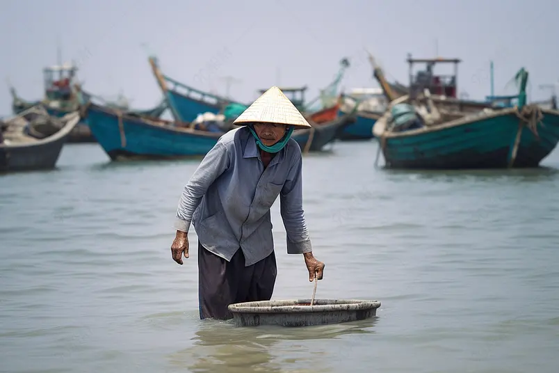 海水中海边渔民在专注的劳作