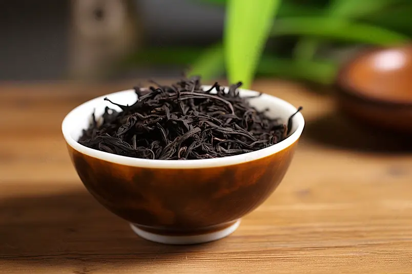 茶杯里放着一杯茶叶红茶叶摄影图