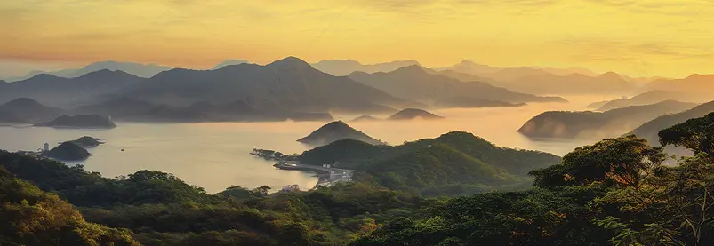 在高山上看着大山大河美景背景图