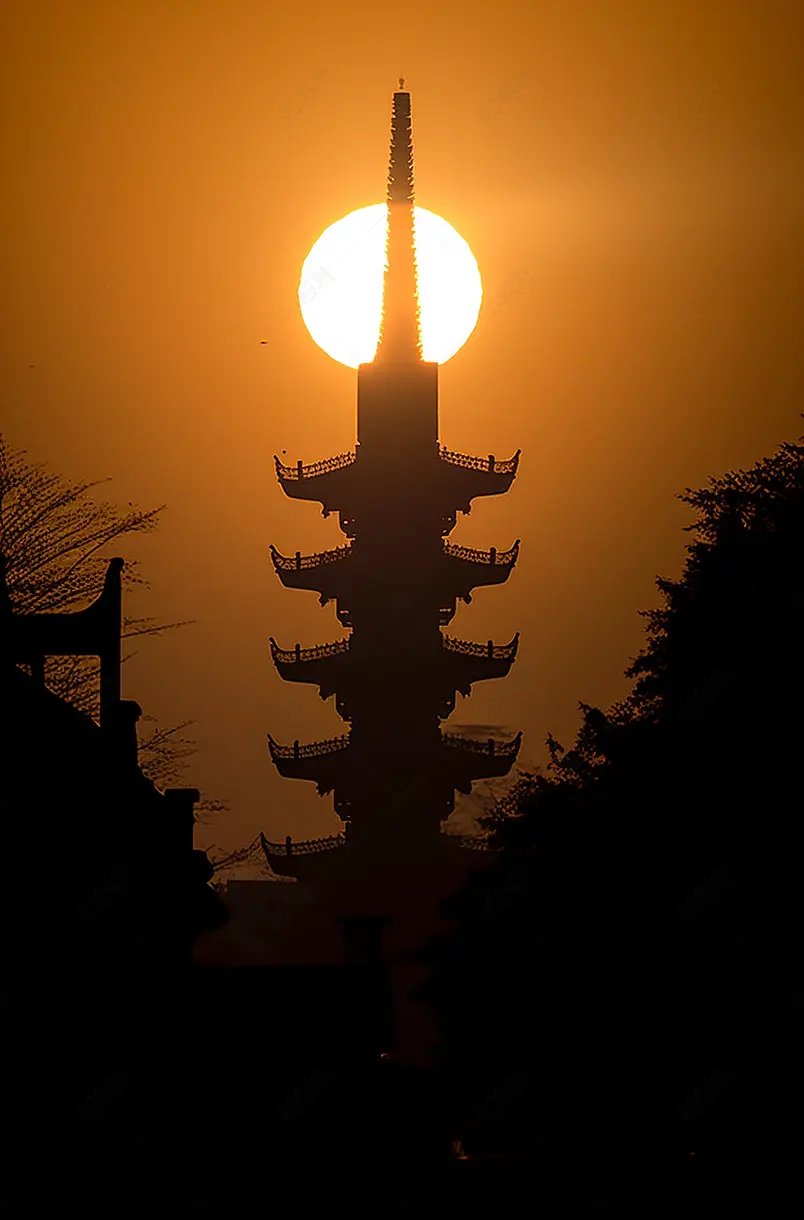 太阳悬空穿越古塔