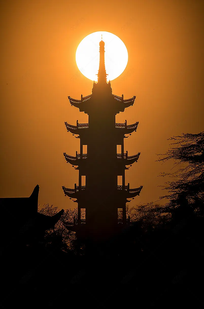 太阳悬空穿越古塔