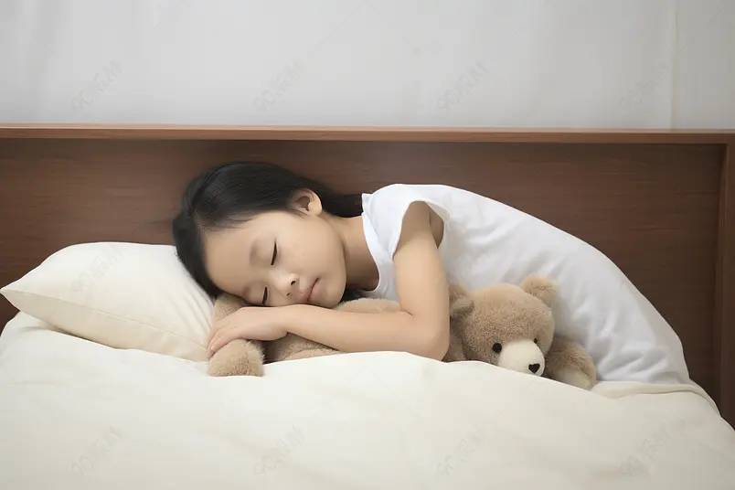 简约抱住毛绒玩具的可爱小女孩