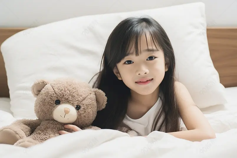 高清的图片白色的被子长头发女孩子玩具熊
