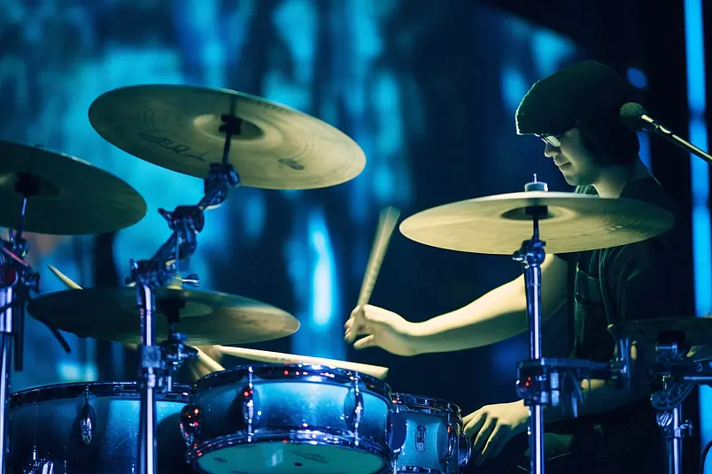 架子鼓乐队鼓手摇滚爵士伴奏音乐精神玩音乐敲架子鼓照片演唱会背景