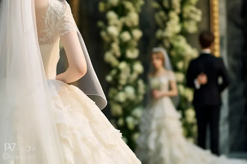 穿婚纱步入婚姻殿堂的女性背影