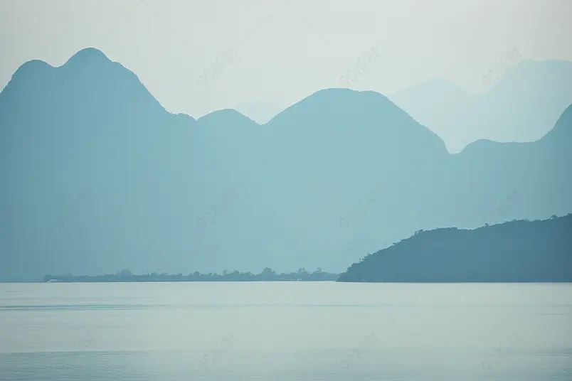 薄雾远山宁静的湖泊山川摄影独自旅行