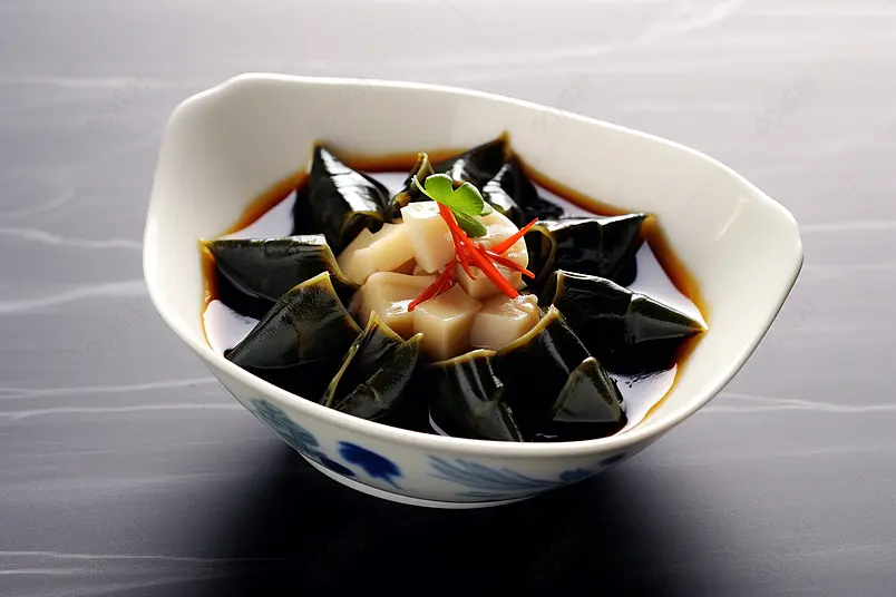 放在木板上的一碗皮蛋拌豆腐高清摄影图精美的美食图片好吃的糕点