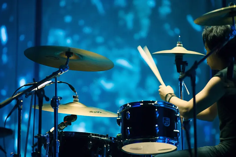 架子鼓音乐家演唱会摇滚爵士伴奏音乐精神玩音乐敲架子鼓照片演唱会背景