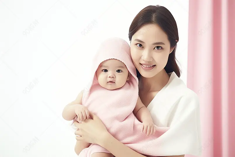 年轻妈妈给宝宝披上浴巾